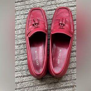 Beautiful women loafers, in excellent condition. Genuine leather. Comfortable.